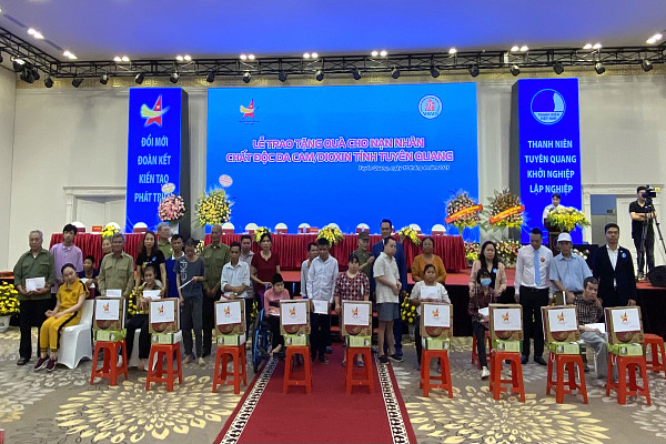 Hội Doanh nhân trẻ tỉnh Tuyên Quang tổ chức Đại hội lần thứ IV và tặng quà nạn nhân chất độc da cam