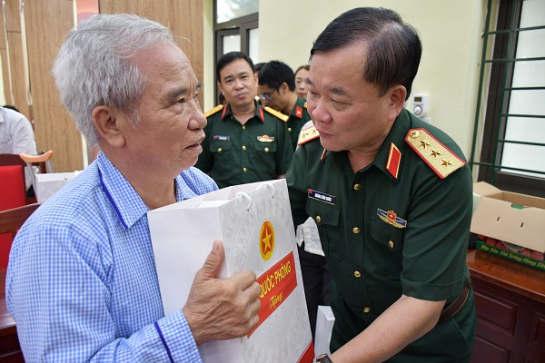 Quân ủy Trung ương, Bộ Quốc phòng thăm, tặng quà nạn nhân chất độc da cam tại tỉnh hưng Yên